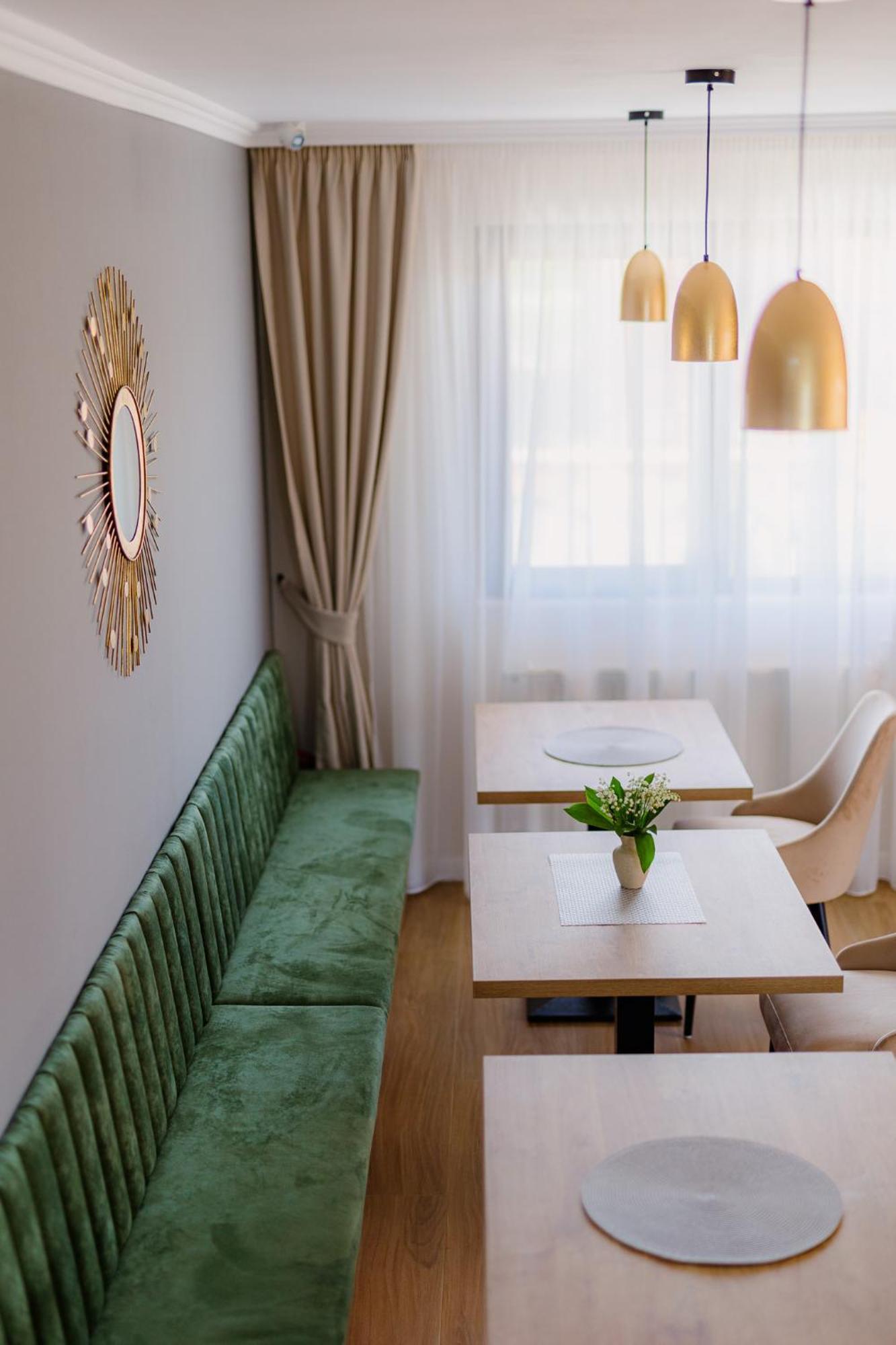 Pensiunea Regal Baile 1 Mai Bagian luar foto