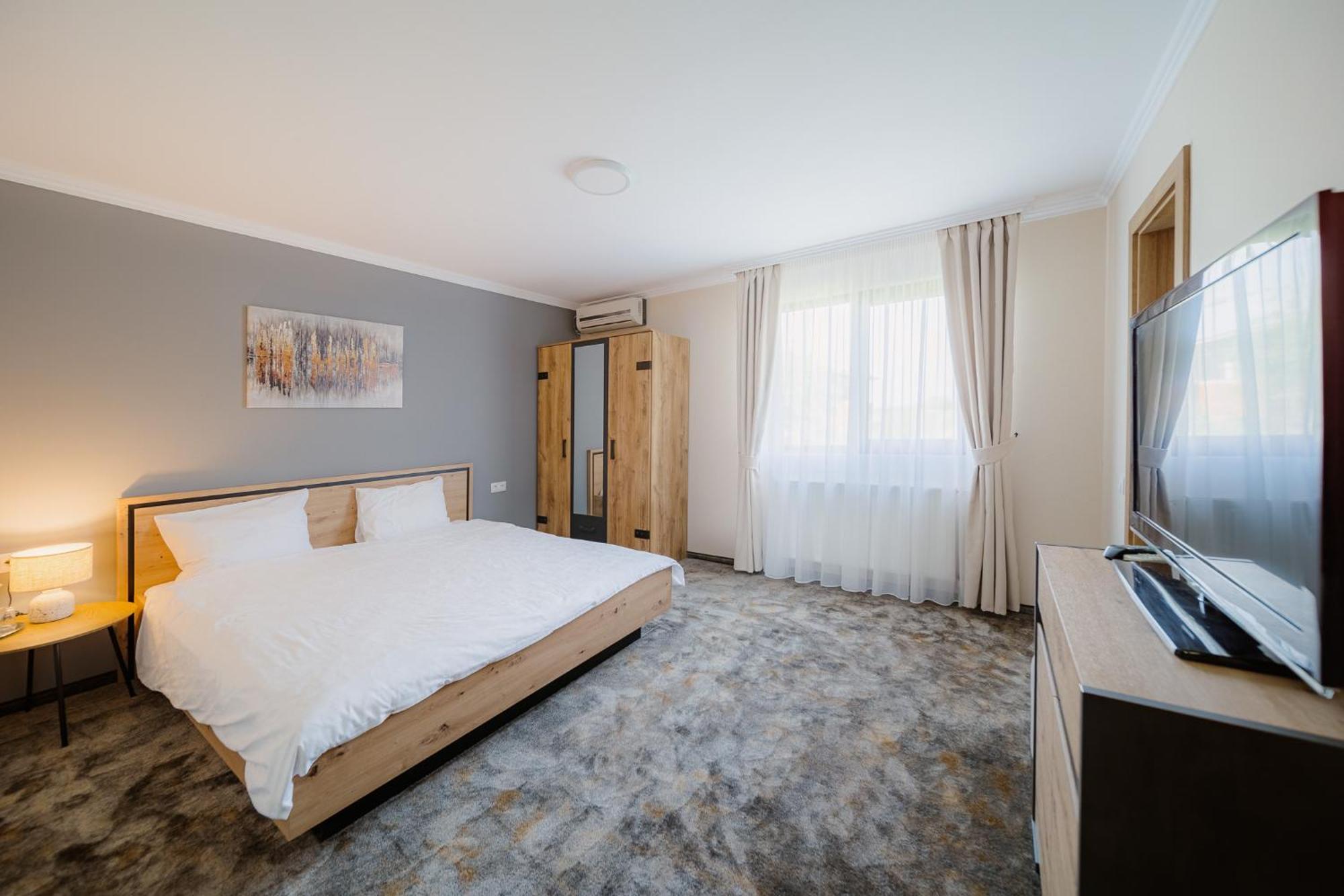 Pensiunea Regal Baile 1 Mai Bagian luar foto