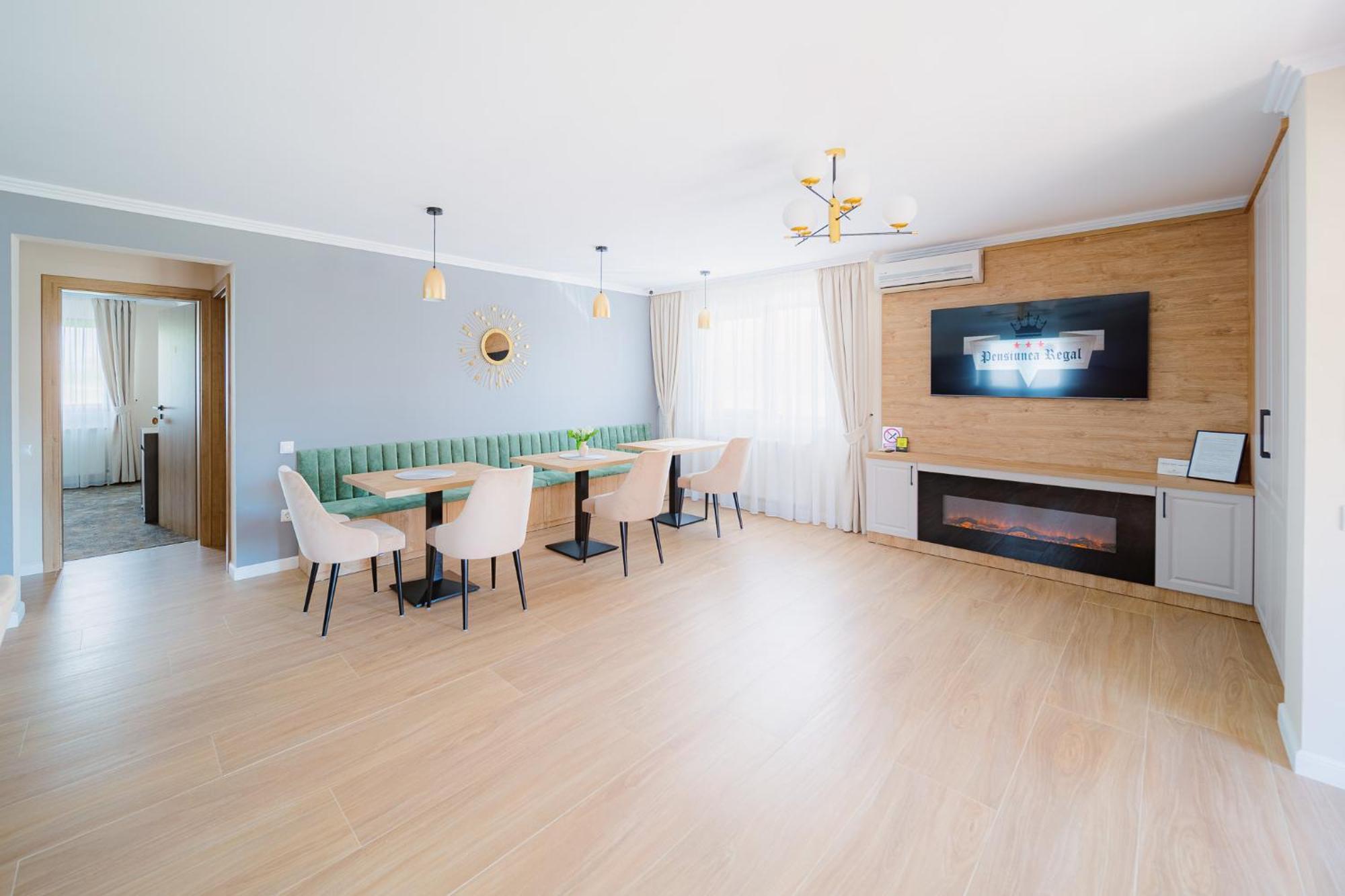 Pensiunea Regal Baile 1 Mai Bagian luar foto